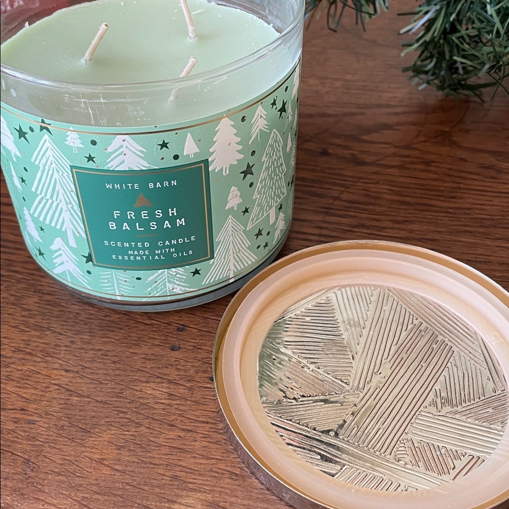 NWT Fresh Balsam White Barn 3 Wick Candle in Glass with a Lid - Picture 6 of 8